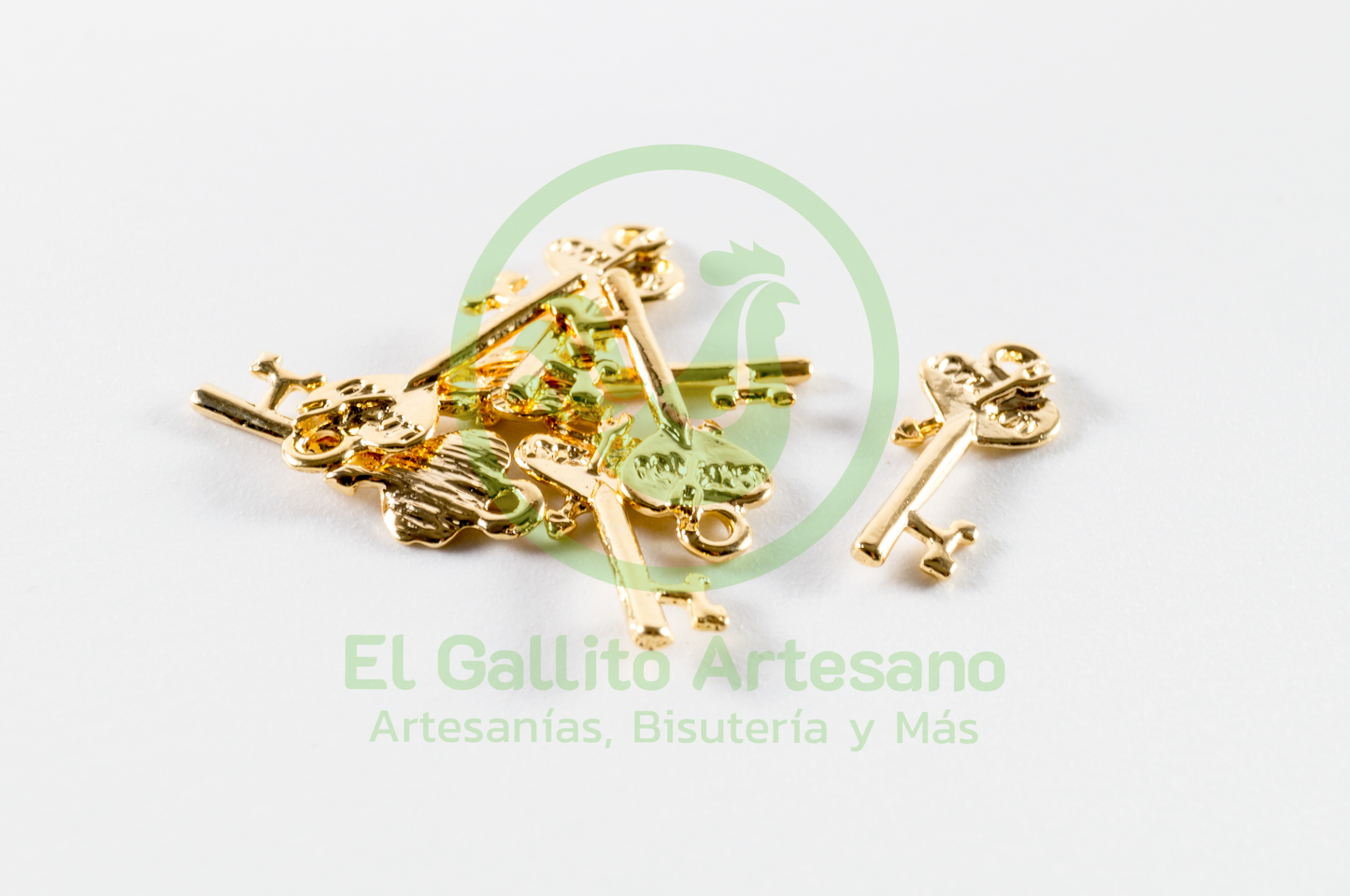 #838 Chapa de Oro - Dije Llave Corazón Flechado
