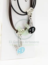 Cargar imagen en el visor de la galería, Collar Pareja MD01 | Conejito Azul/Bl
