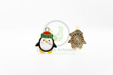 Cargar imagen en el visor de la galería, Pingüino Gorro Verde - Dije Metal Navidad
