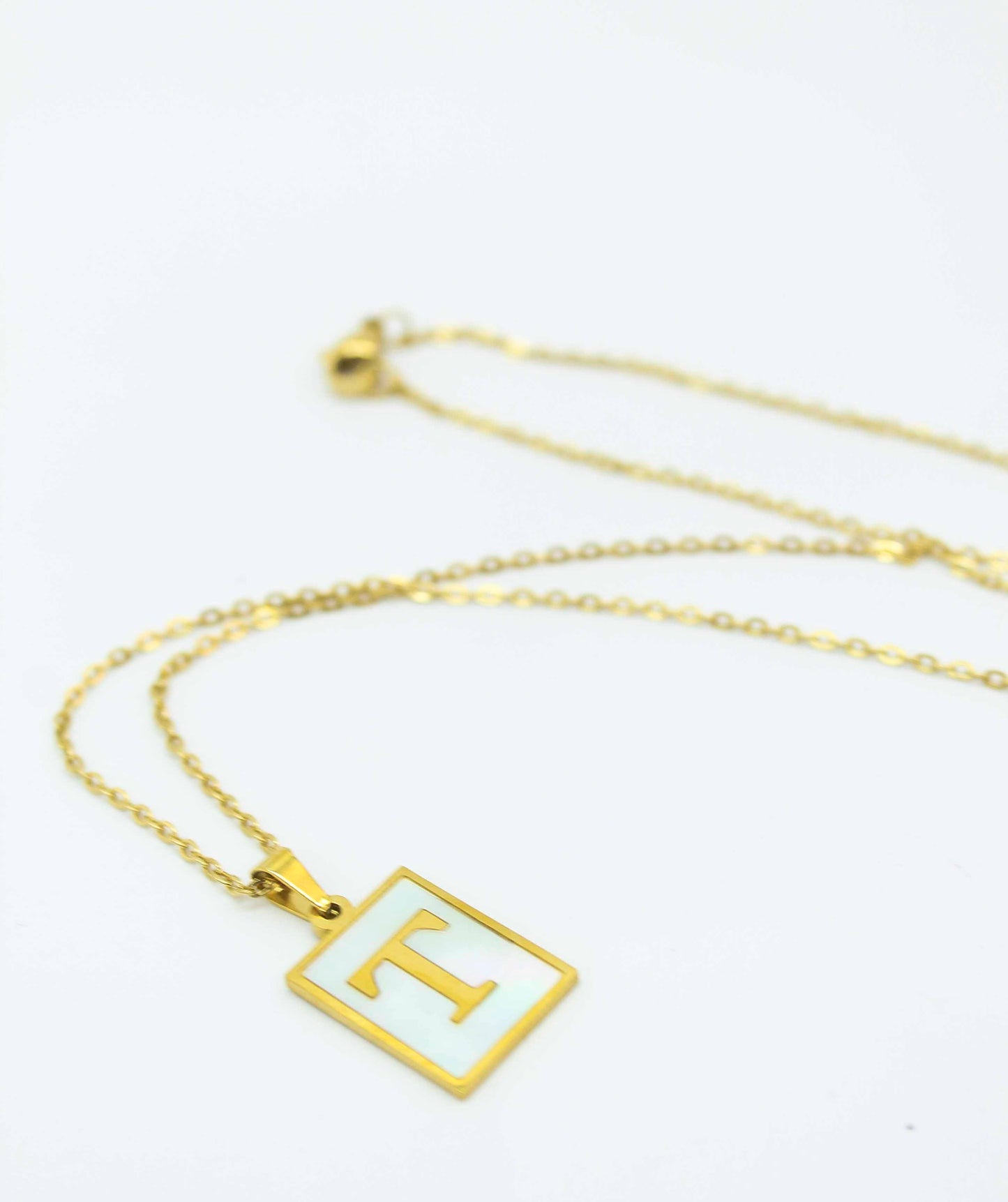 Collar Letras Cuadrado Perla