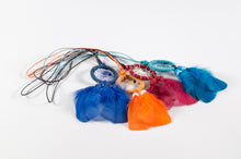 Cargar imagen en el visor de la galería, Atrapasueño Collar Con 2 Plumas 1.5pulg | Colores
