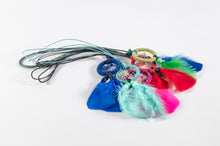 Cargar imagen en el visor de la galería, Atrapasueño Collar Con 2 Plumas 1.5pulg | Colores
