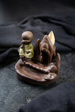 Cargar imagen en el visor de la galería, Adorno Incienso No. 9 - Montaña con Buda Bebé
