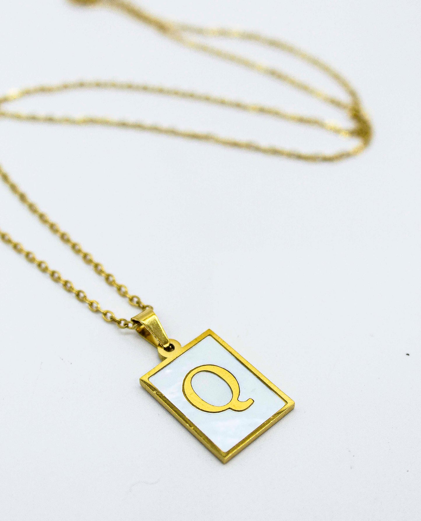 Collar Letras Cuadrado Perla